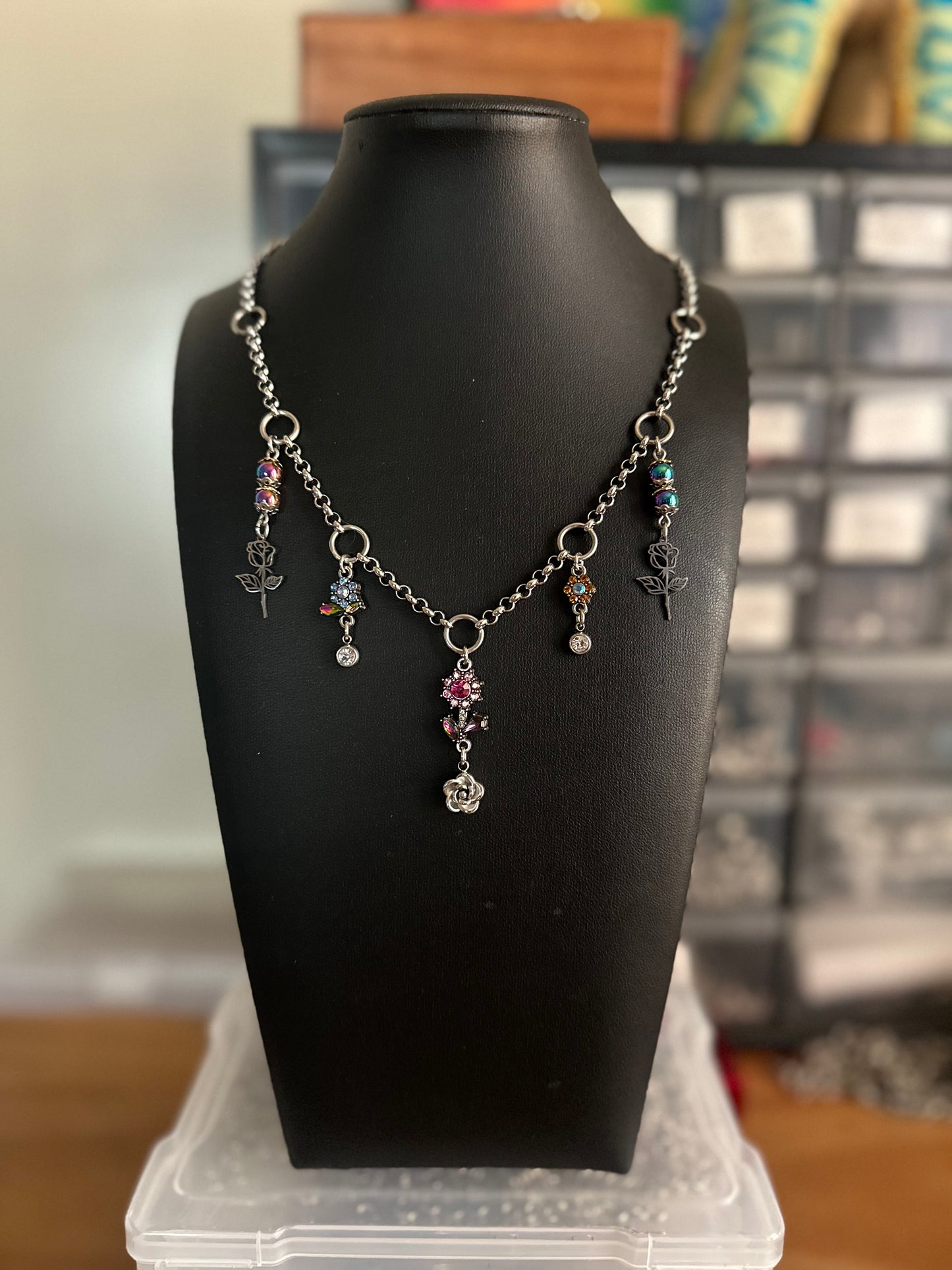Flower keeper necklace